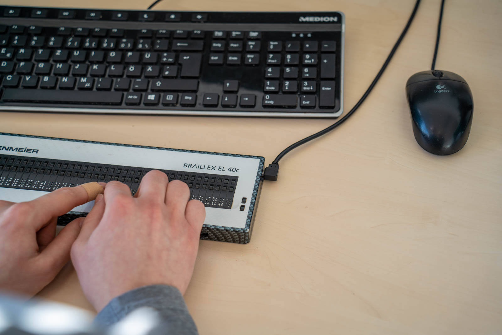 Hände an Braille Tastatur