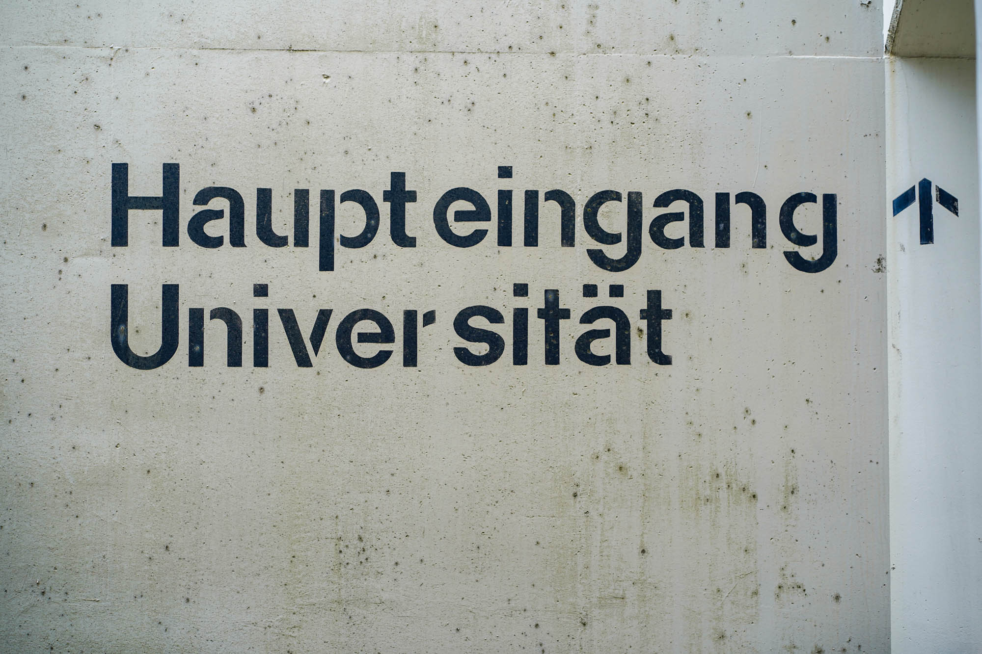 Schriftzug Haupteingang Universität