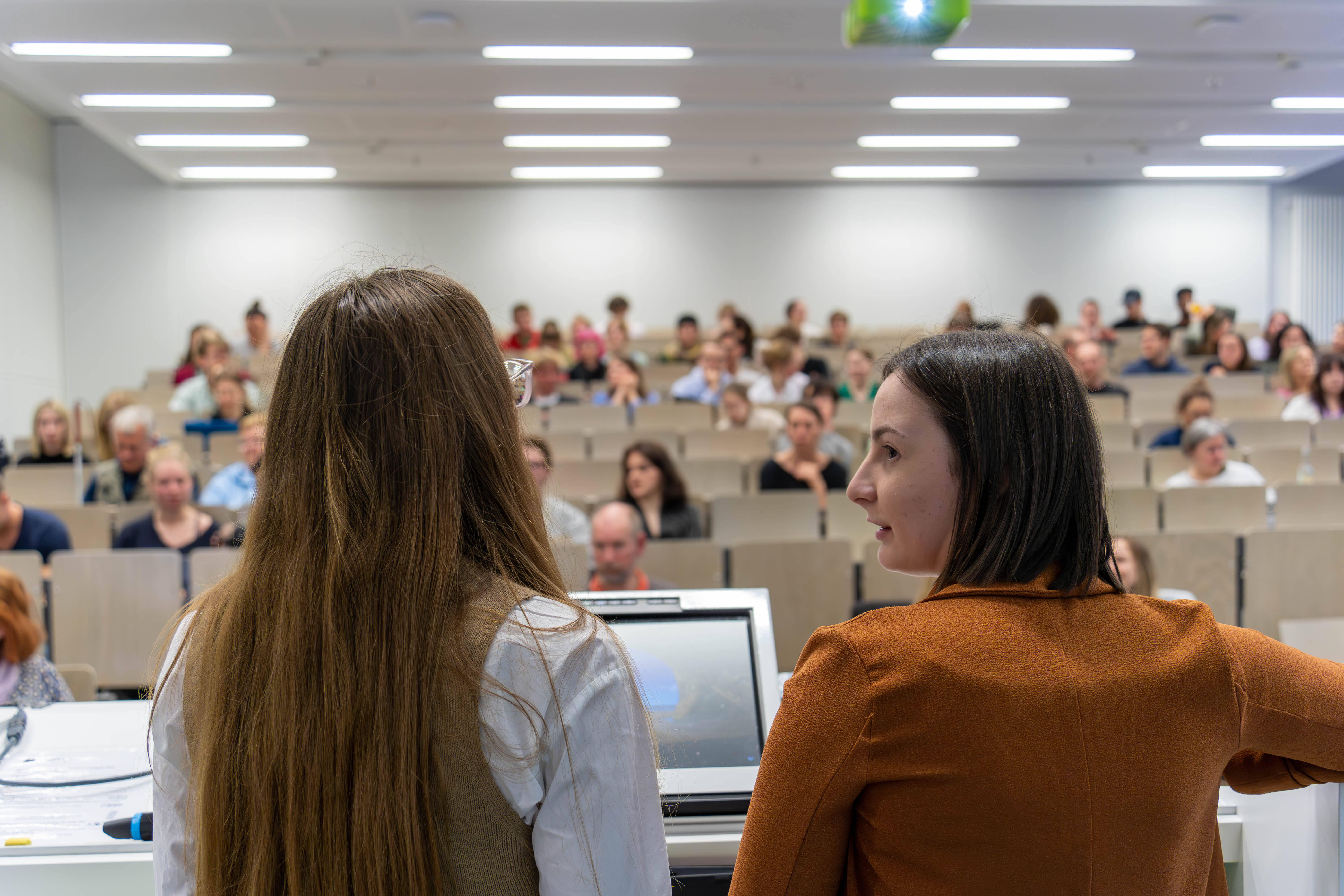 Die Moderatorinnen vor dem Auditorium