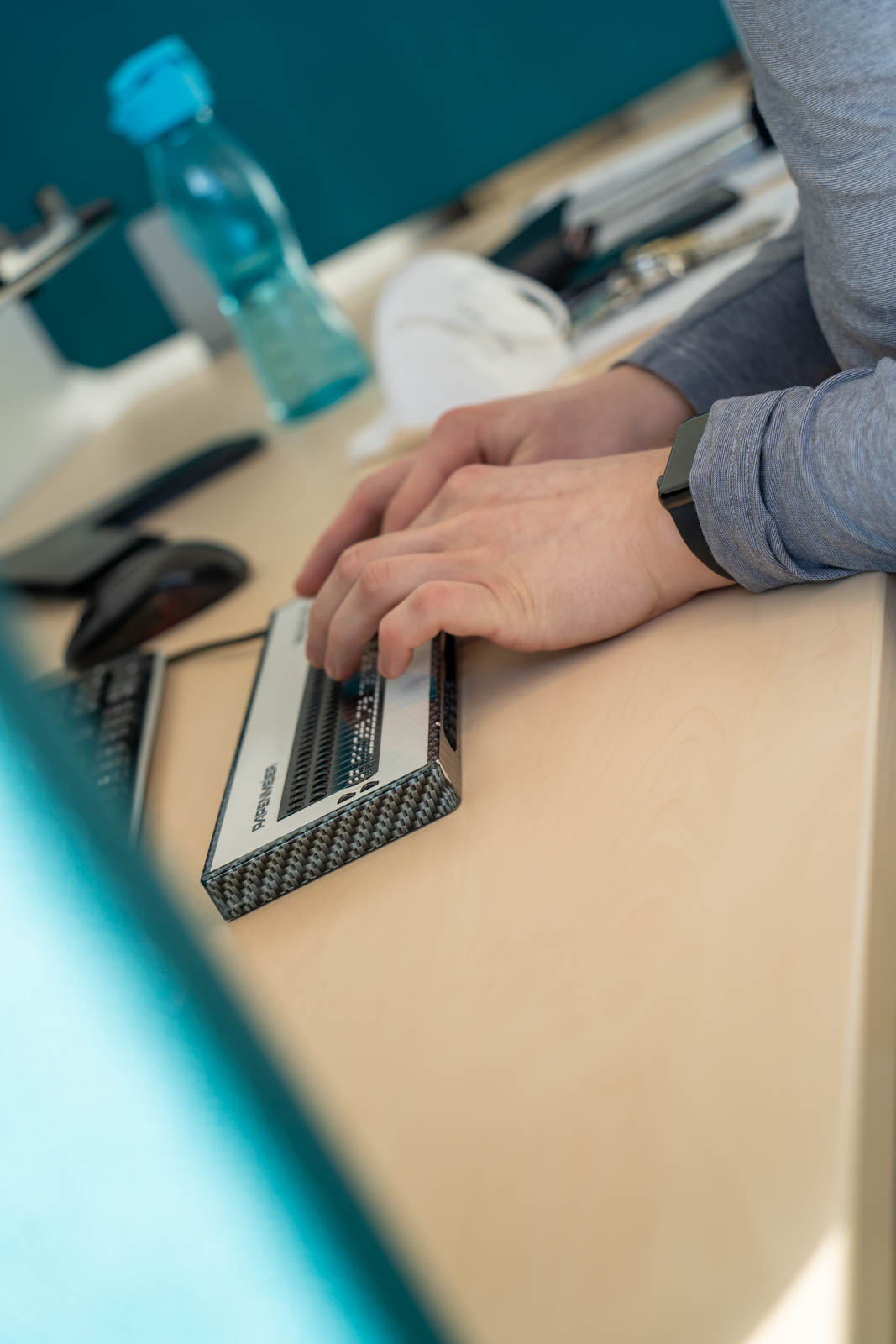 Hand tippt auf Braillezeile