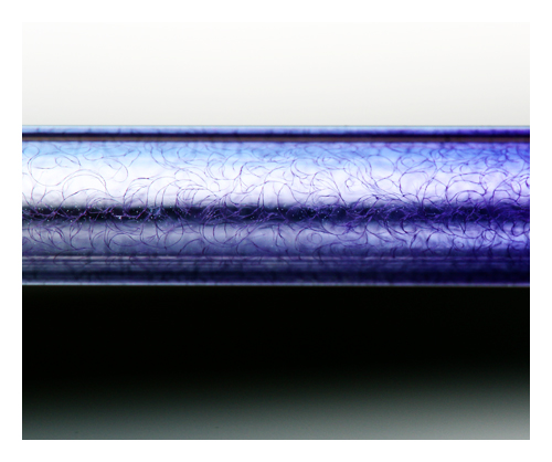 NMR-Röhrchen mit violetten Mustern