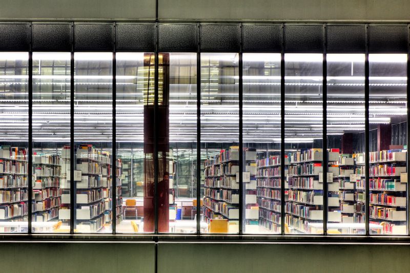 Blick durch die Fenster der Bibliothek