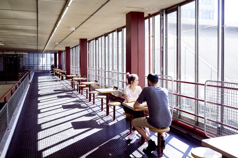 Studierende am Tisch auf der Empore der Universitt