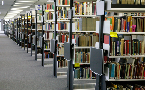 Bücherregale in der Bibliothek