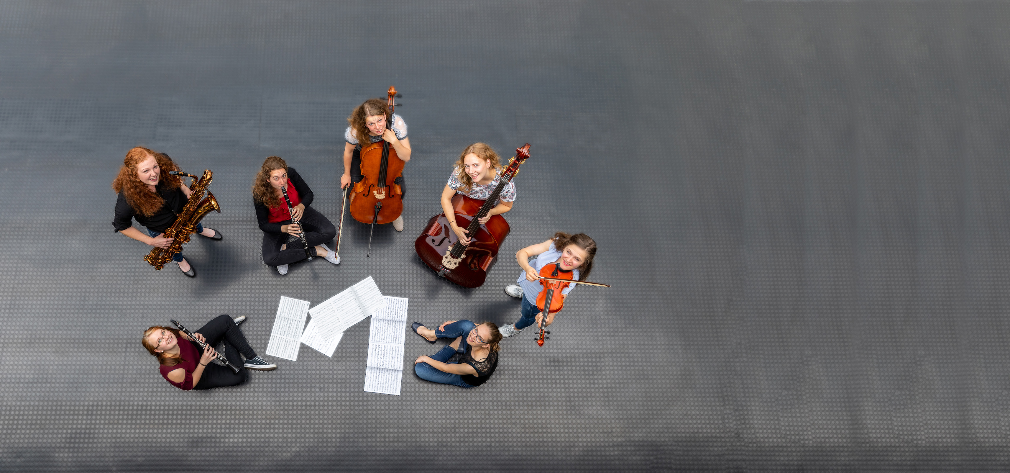 Sieben Musikerinnen beim Proben