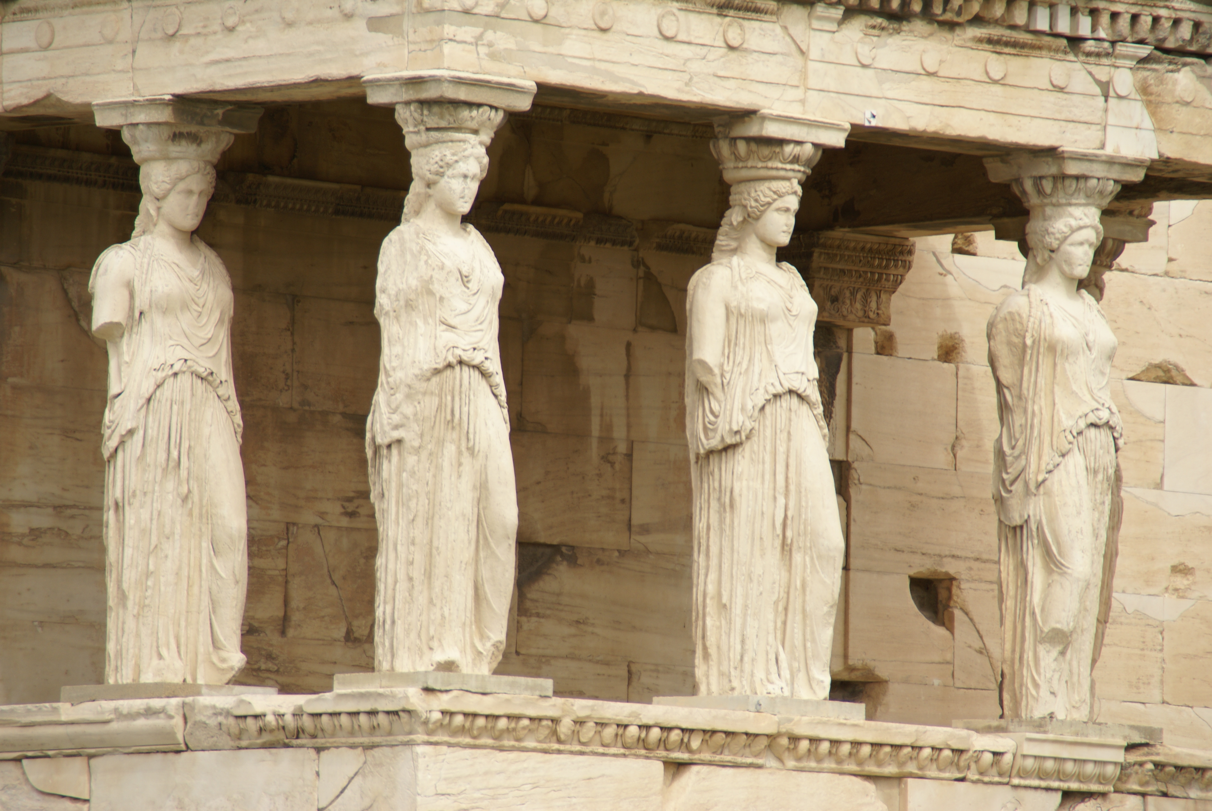Nachgebildete, frauenfrmige Statuen (Karyatiden) des Erechtheions [Foto: Neele Becker].