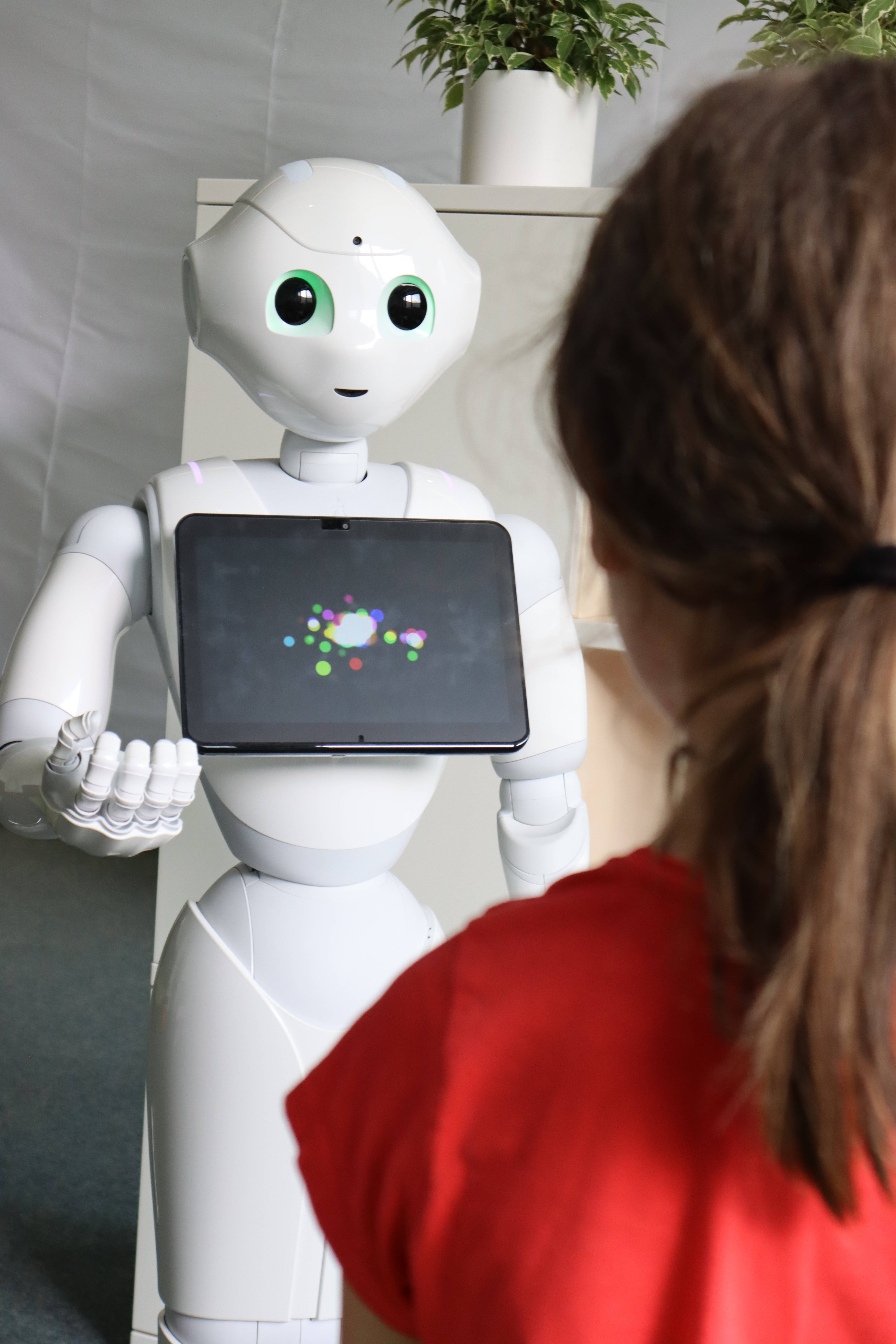 Roboter Pepper interagiert mit Mensch