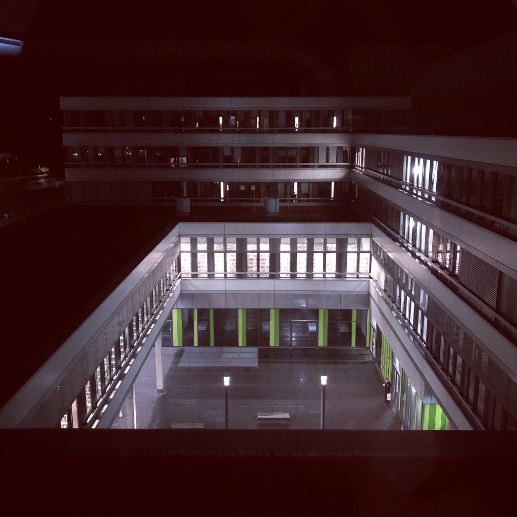 Das X-Gebäude der Universität Bielefeld bei Nacht