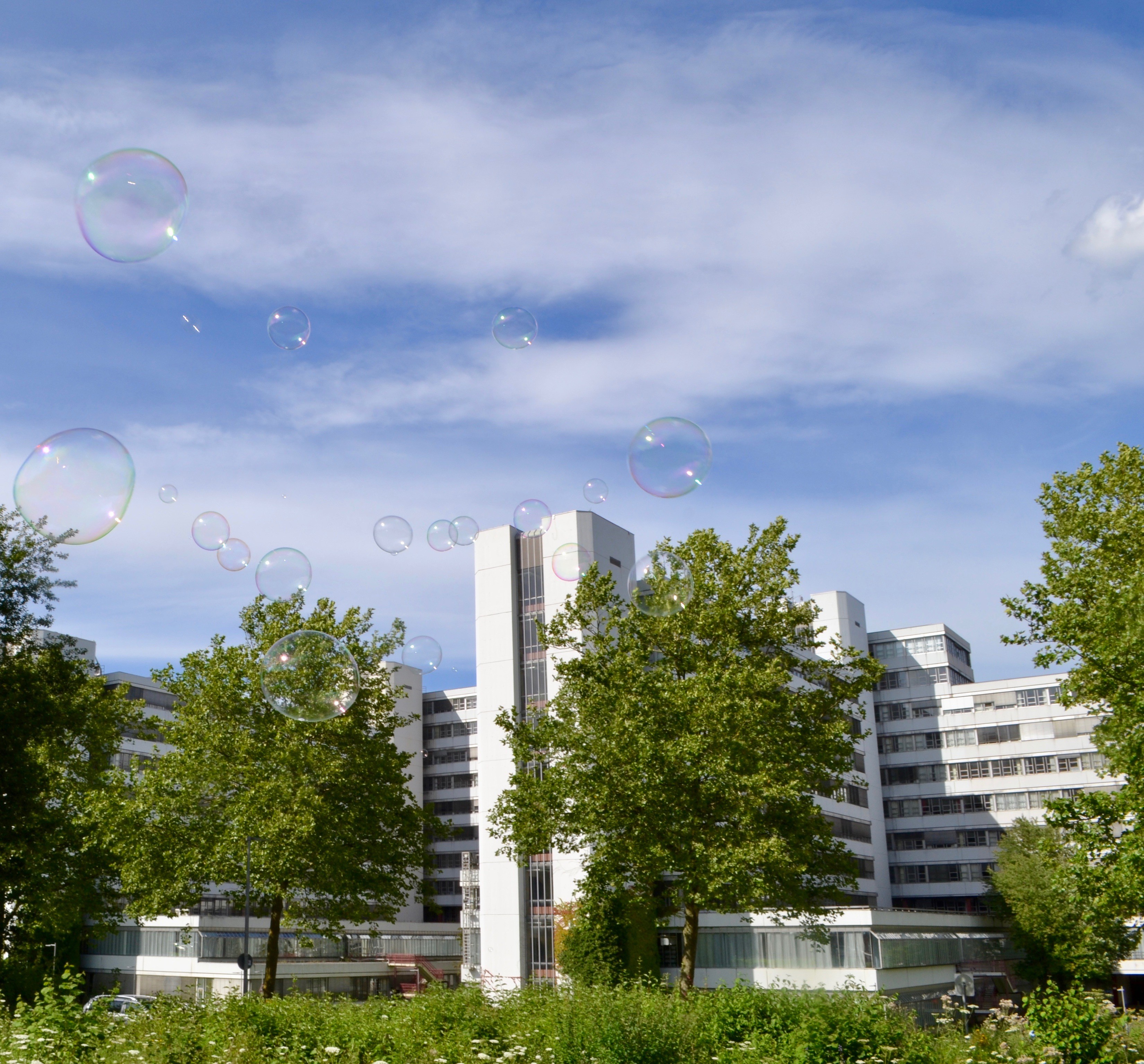 Totale der Universität Bielefeld mit Seifenblasen im Vordergrund