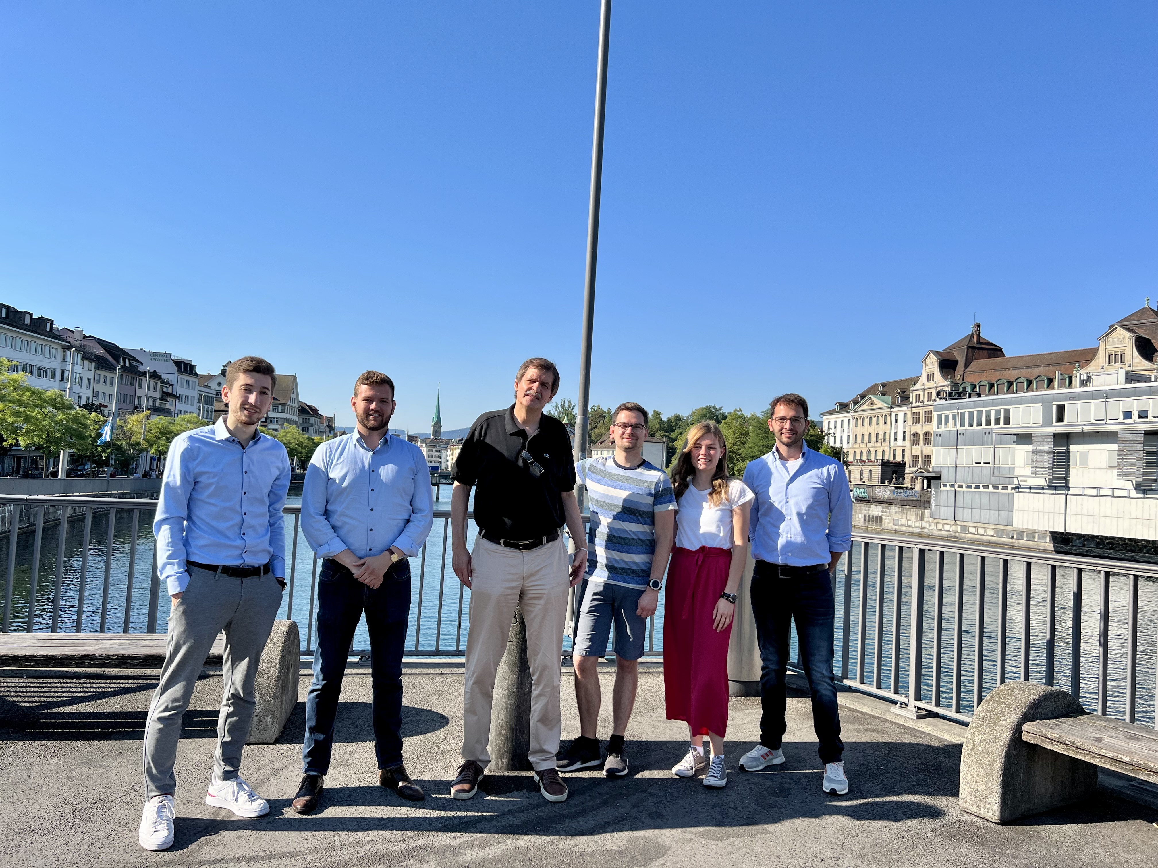Auf dem Foto Ist der Lehrstuhl auf einer Brücke zu sehen.