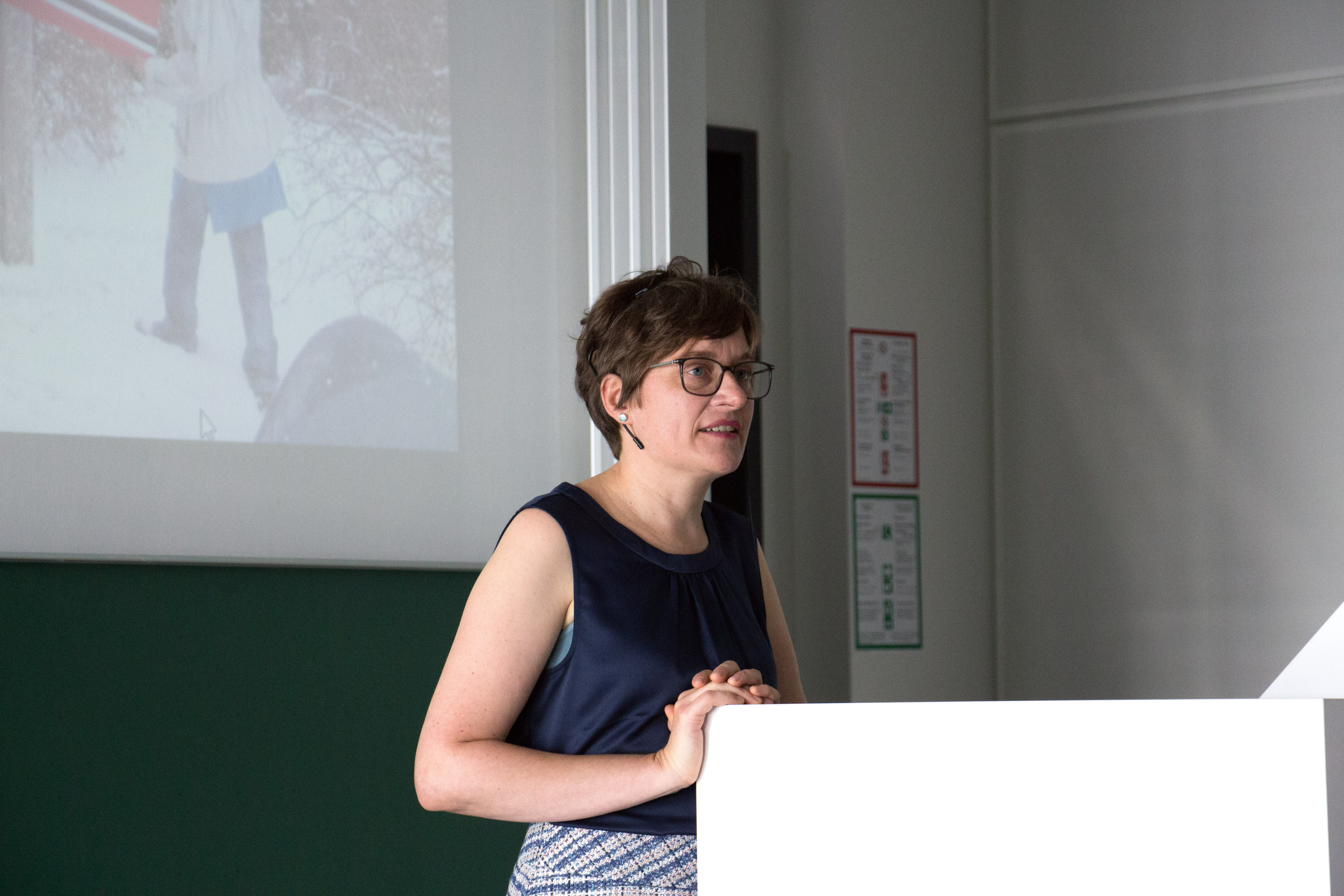Prof. Dr. Antje Missbach stützt sich auf ein Pult während ihrer Antrittsvorlesung