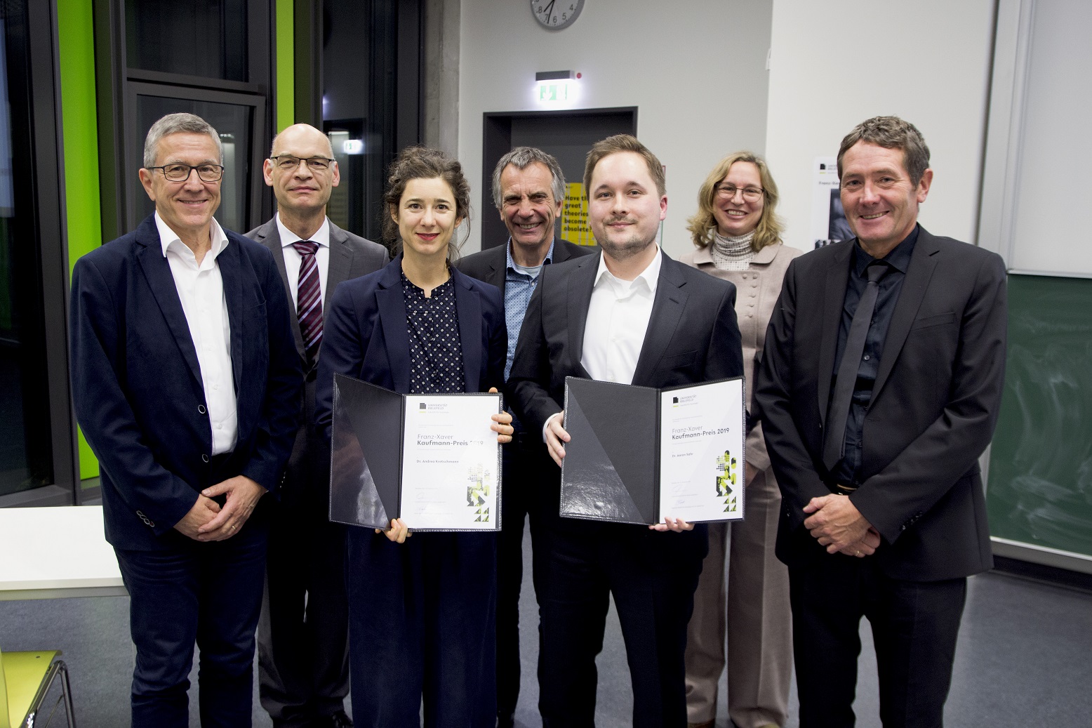 Laudator Alfons Bora, Dekan Detlef Sack, Preisgewinnerin Andrea Kretschmann, Rektor Gerhard Sagerer, Preisgewinner Aaron Sahr, Juryvorsitzende Diana Lengersdorf und Laudator Klaus Kraemer