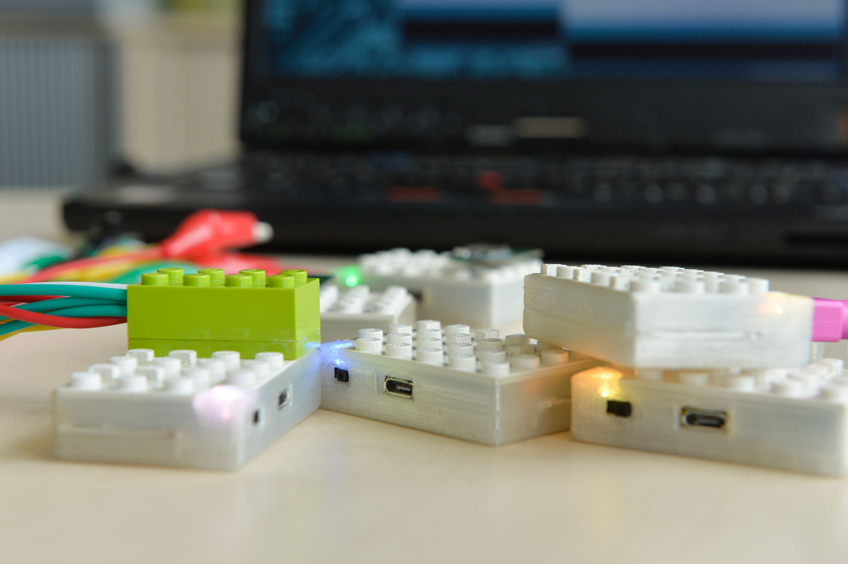 Lego Bausteine mit Kabeln verbunden
