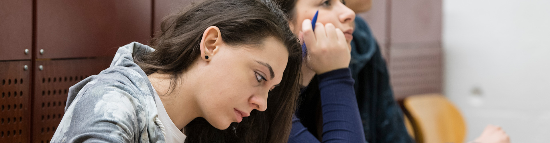 Zwei Studentinnen machen sich Notizen whrend einer Vorlesung