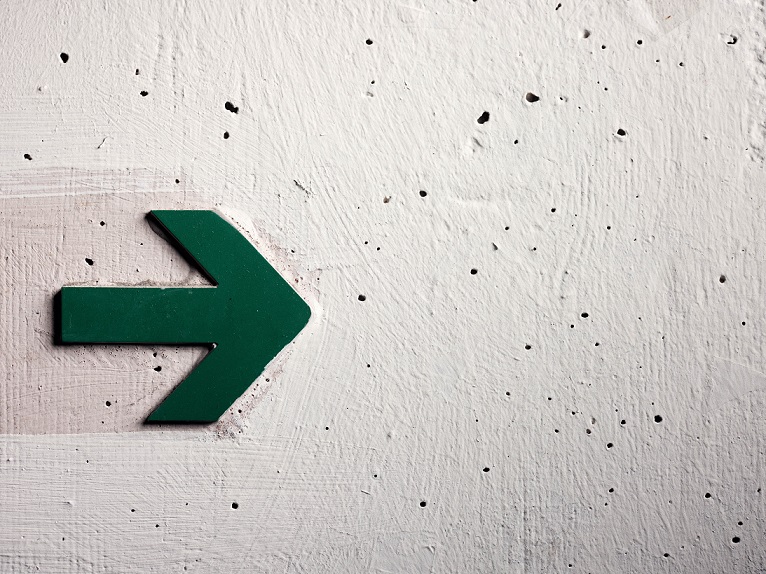 Green arrow to the right on a concrete wall