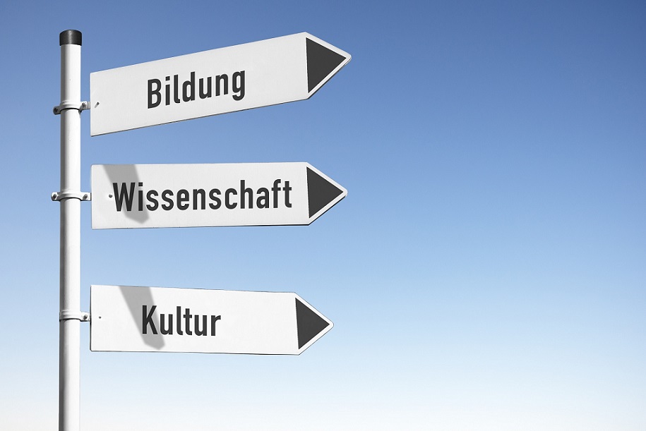 Wegweiser mit drei beschrifteten Schildern: Bildung, Wissenschaft und Kultur