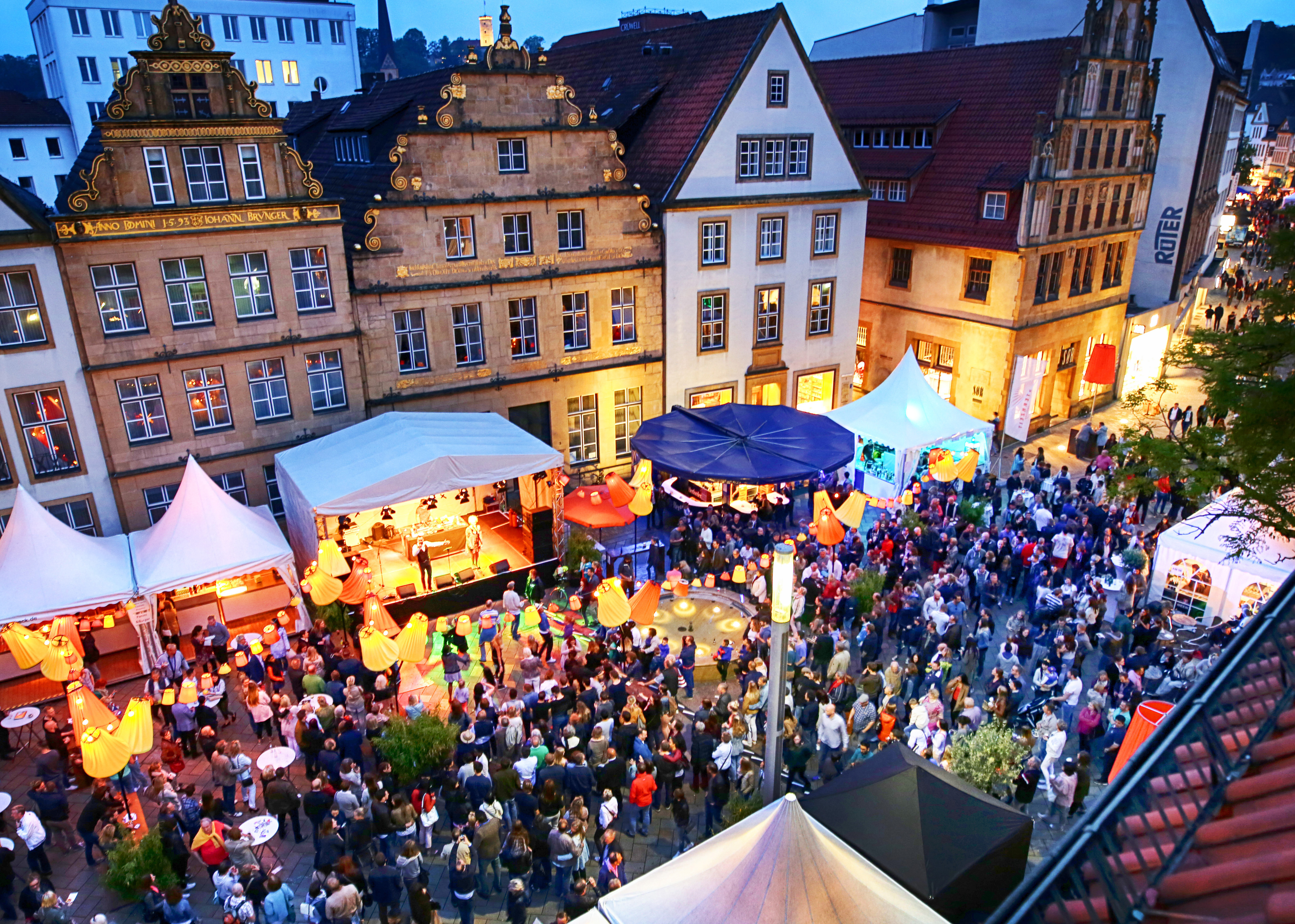 People visiting the Leinewebermarkt in the Historic Center
