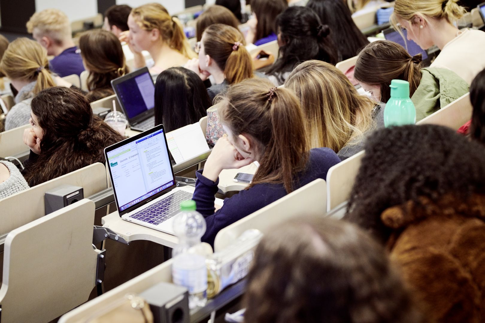 Studierende sitzen im Hörsaal.