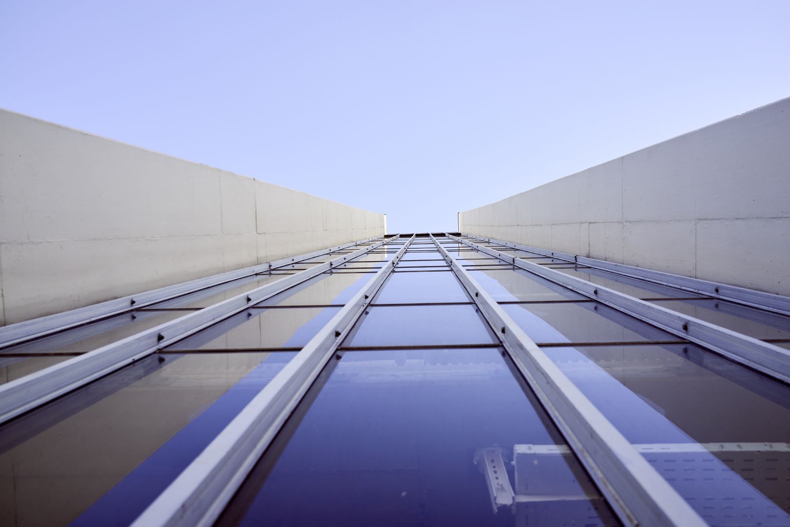 Fassade der Universität Bielefeld aus der Froschperspektive fotografiert.