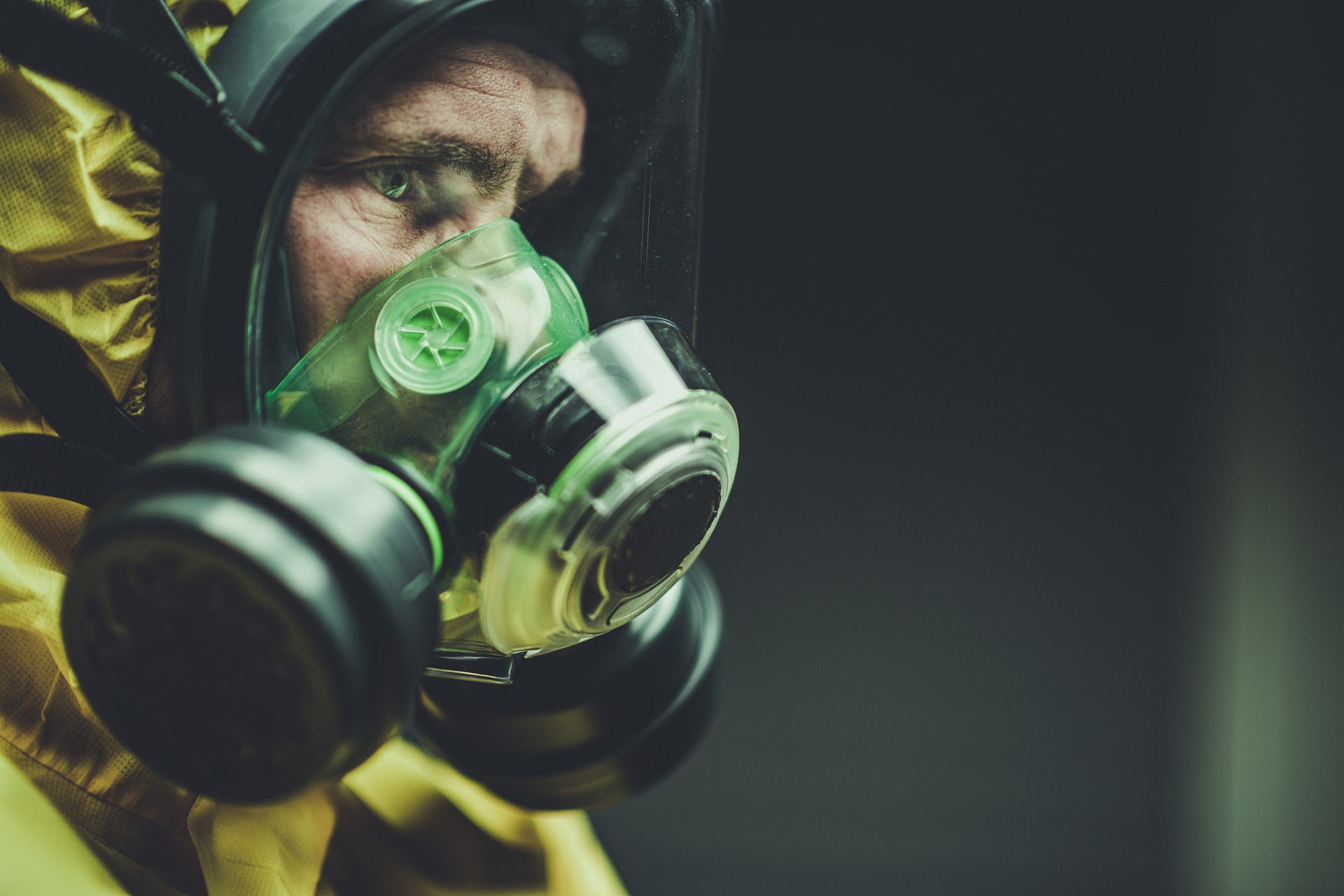 Mann mit Gasmaske und durchsichtigem Gesichtsschutz in CSA, Nahaufnahme