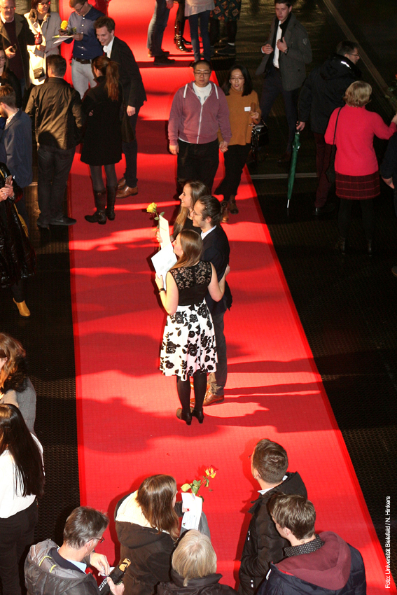 Zahlreiche Gäste auf dem roten Teppich