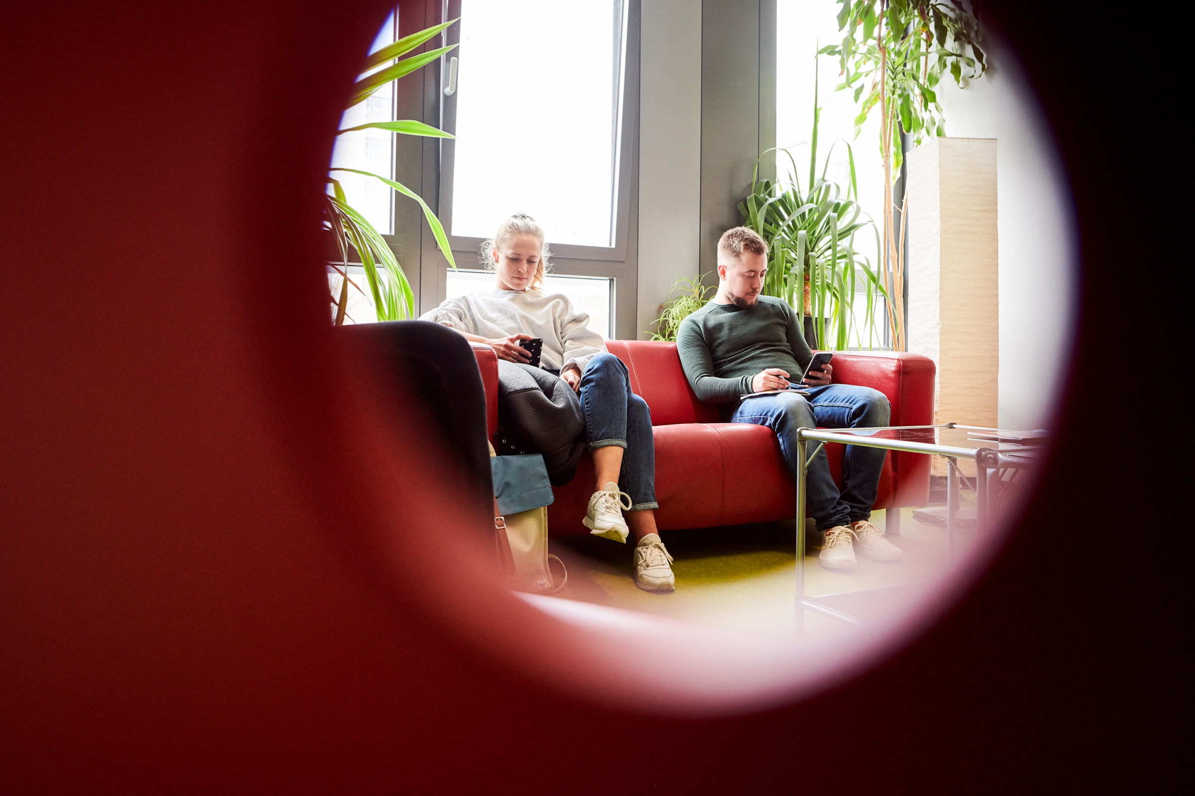 Blick durch ein Fenster ins Wartezimmer