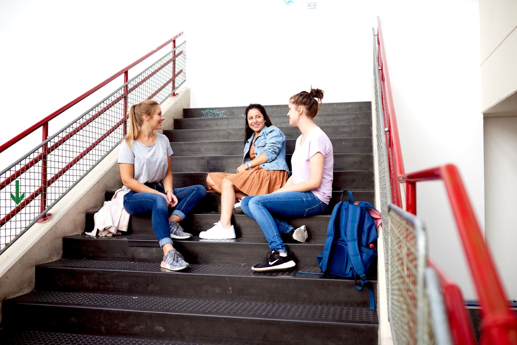 Studierende auf Treppe