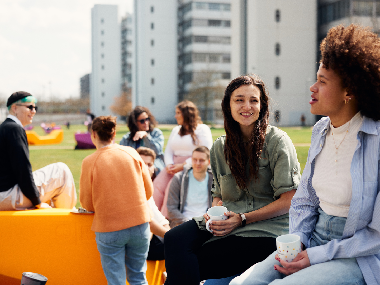 Studierende draußen auf dem Campus