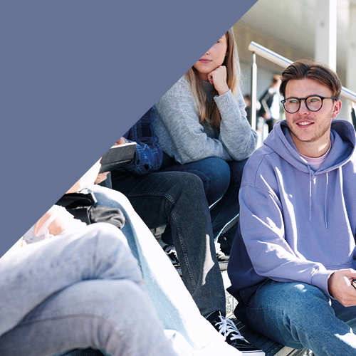 Student sitzt drauen auf Treppe