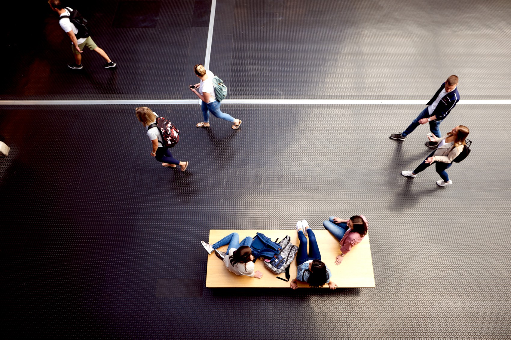 Foto von Studierenden in der Unihalle