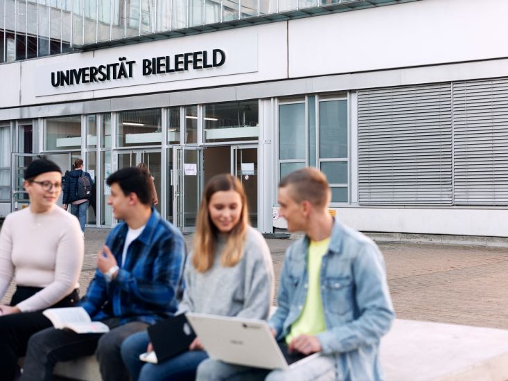 Studierende vor dem Haupteingang