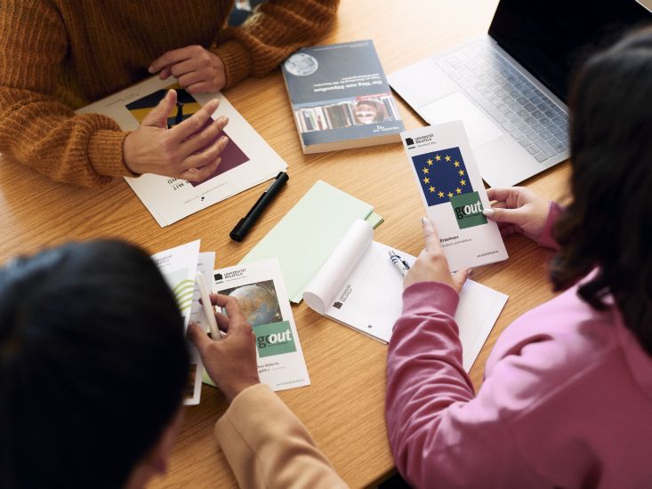 Studierende sitzen am Tisch und lernen