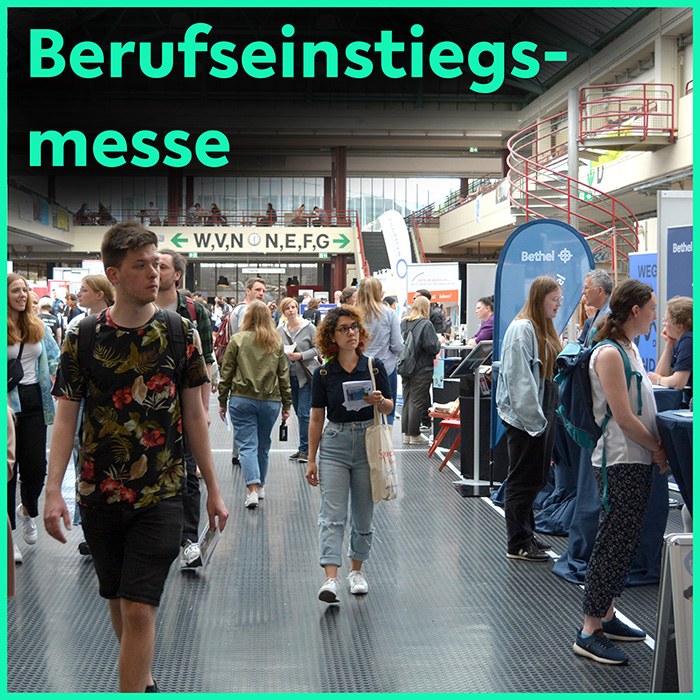 Studierende auf der Berufseinstiegsmesse <perspektive> in der Unihalle