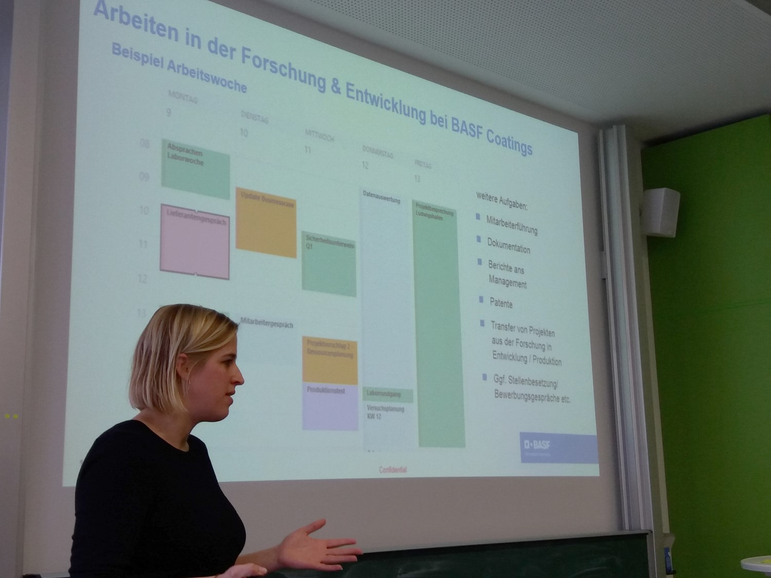 Dr. Lena Böhling vom BASF hält einen Vortrag über Laborleitung in Forschung und Entwicklung