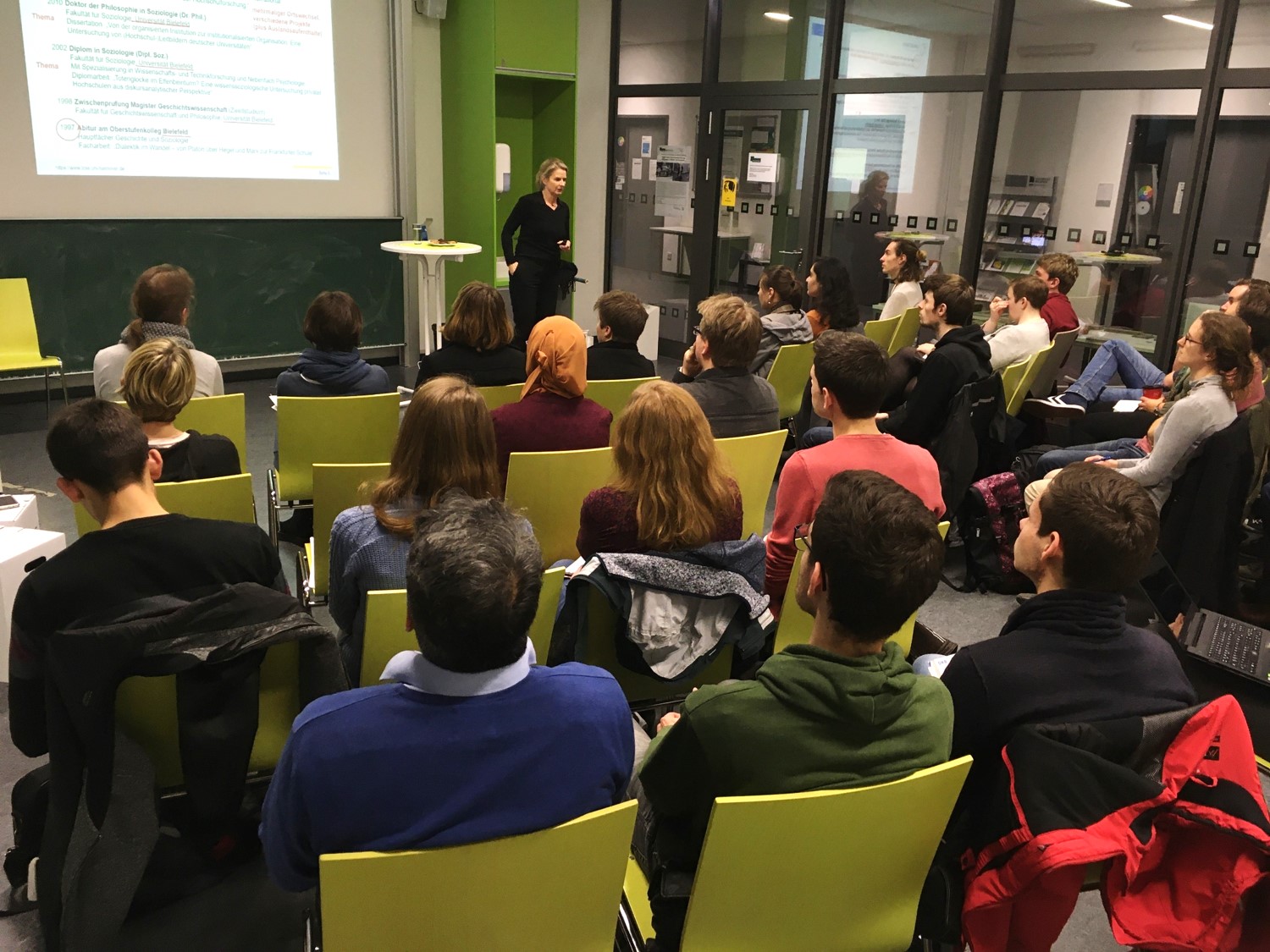  Prof.Dr. Anna Kosmützky vom LCSS Leibnitz Center for Science an Society hält einen Vortrag über Universitätsprofessur