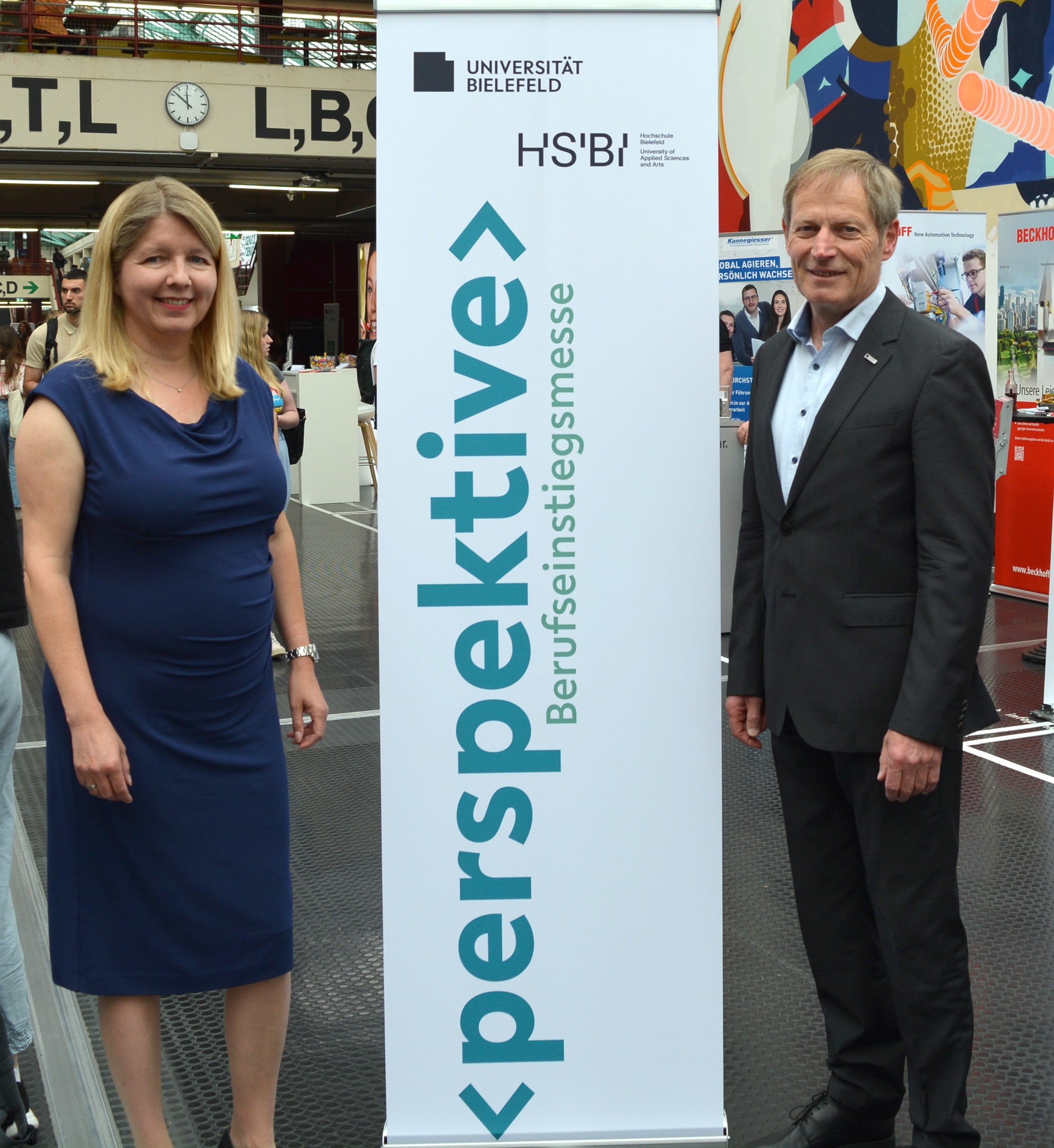 Professor Dr. Reinhold Decker, Prorektor für Informationsinfrastruktur und Wirtschaft der Universität Bielefeld, und Professorin Dr. Michaela Hoke, Vizepräsidentin für Studium und Lehre der HSBI, eröffneten die Messe.