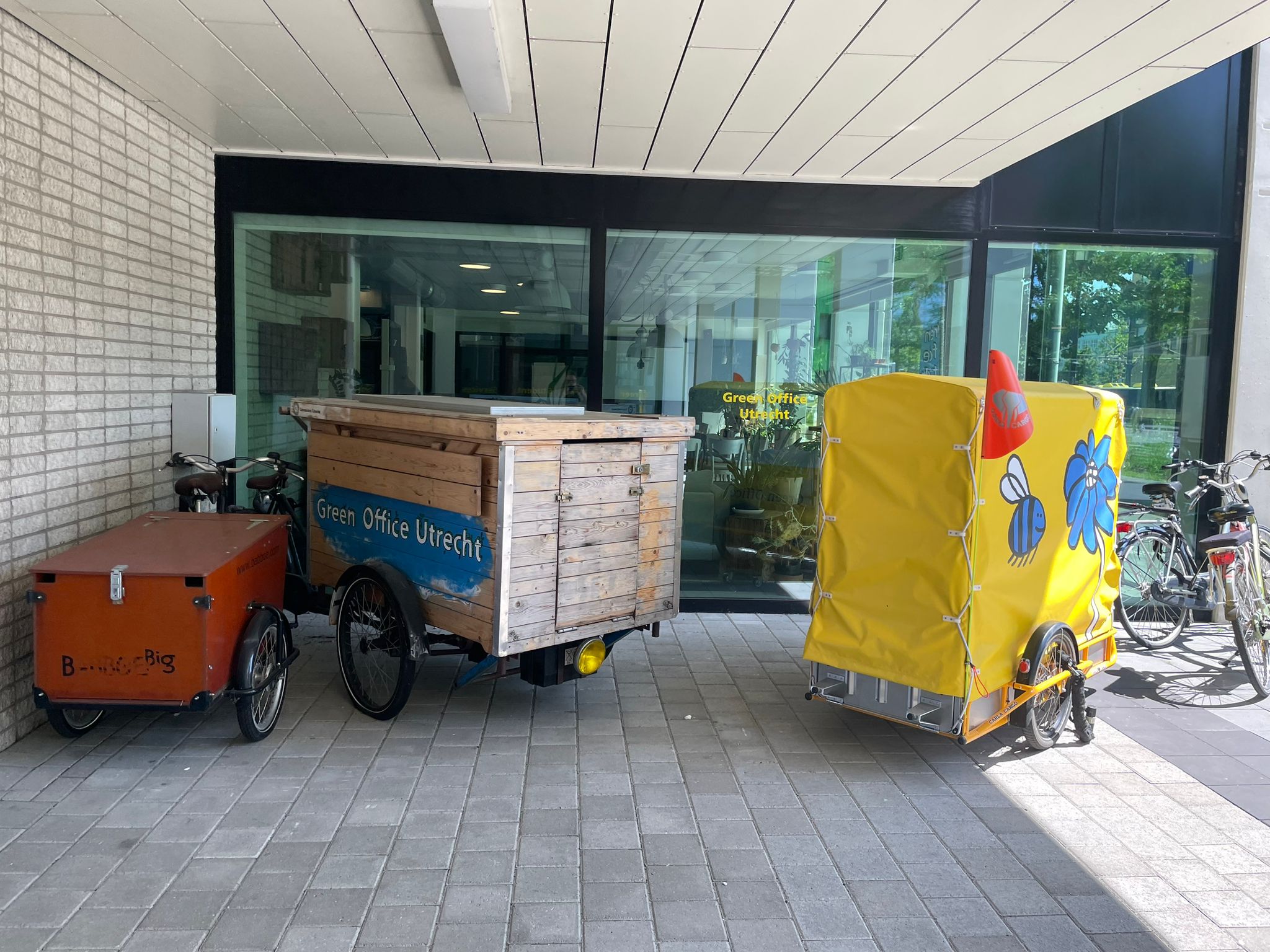 Three different cargo bikes, some with very large transport boxes, are available for free loan in front of the Green Office