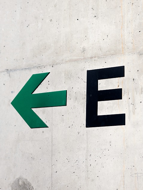 Grüner Hinweispfeil zu Gebäudeteil "E".