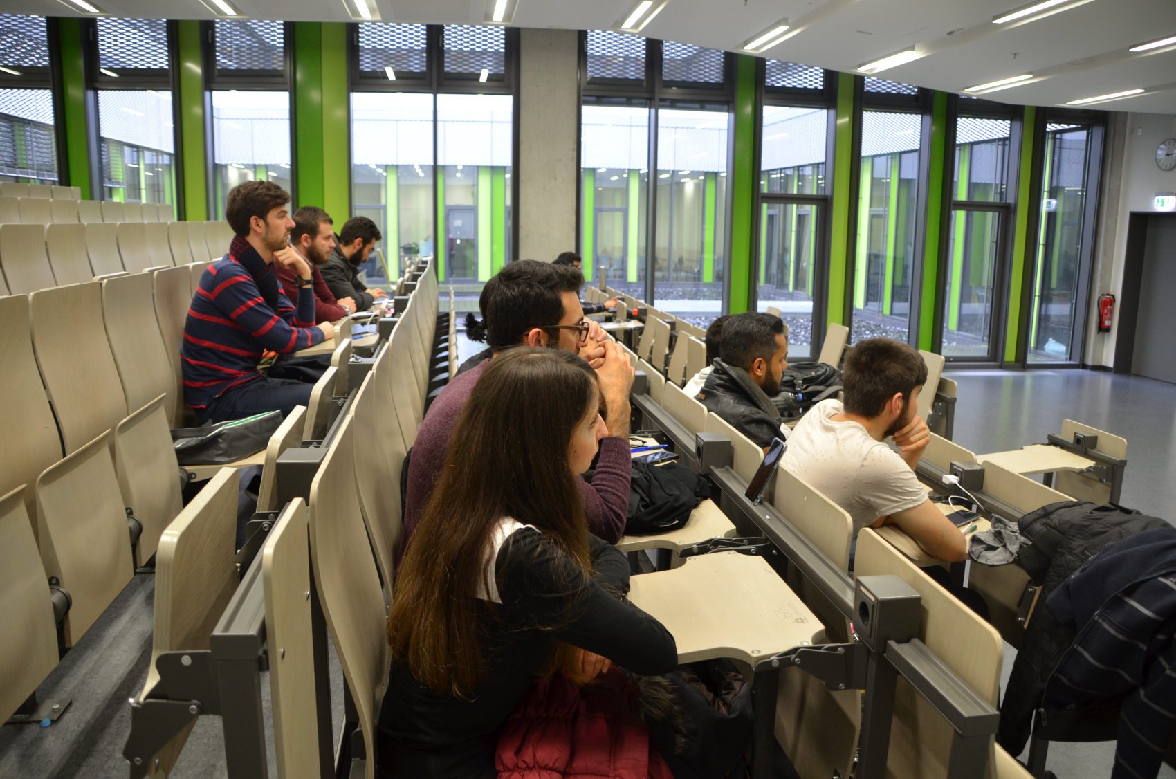 Studierende sitzen im Hörsaal