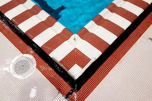Ecke des Schwimmbeckens der Uni Bielefeld