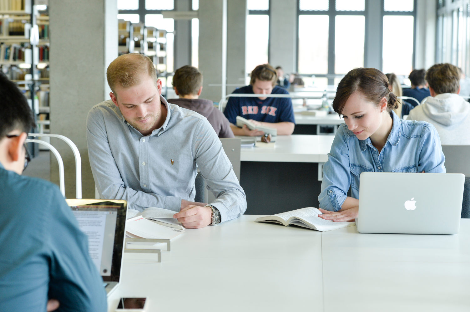 Studierende in der Bibliothek 