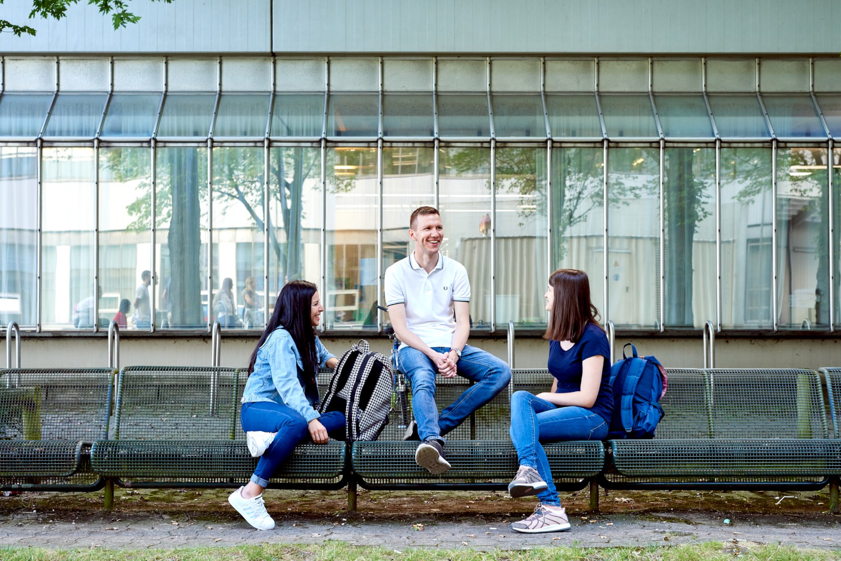 Menschen auf Bank