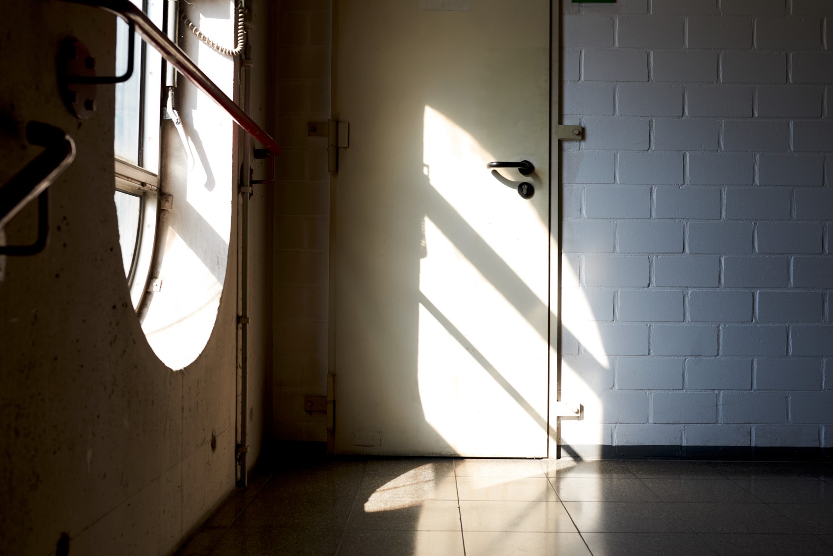 Licht fllt durch ein Fenster im Treppenhaus.