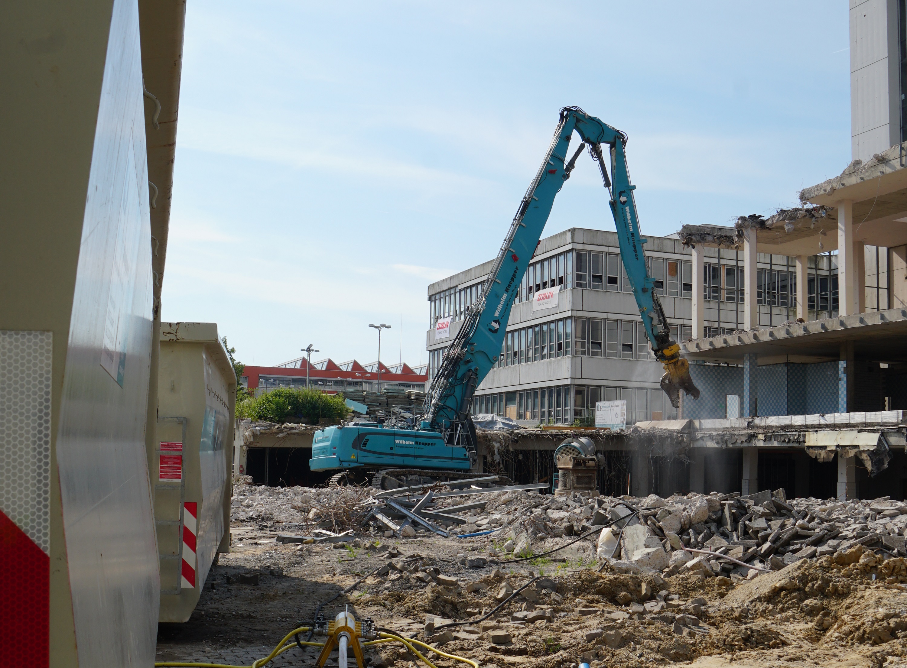 Construction site: The long-arm excavator in action. Construction waste is sorted and processed on site. 