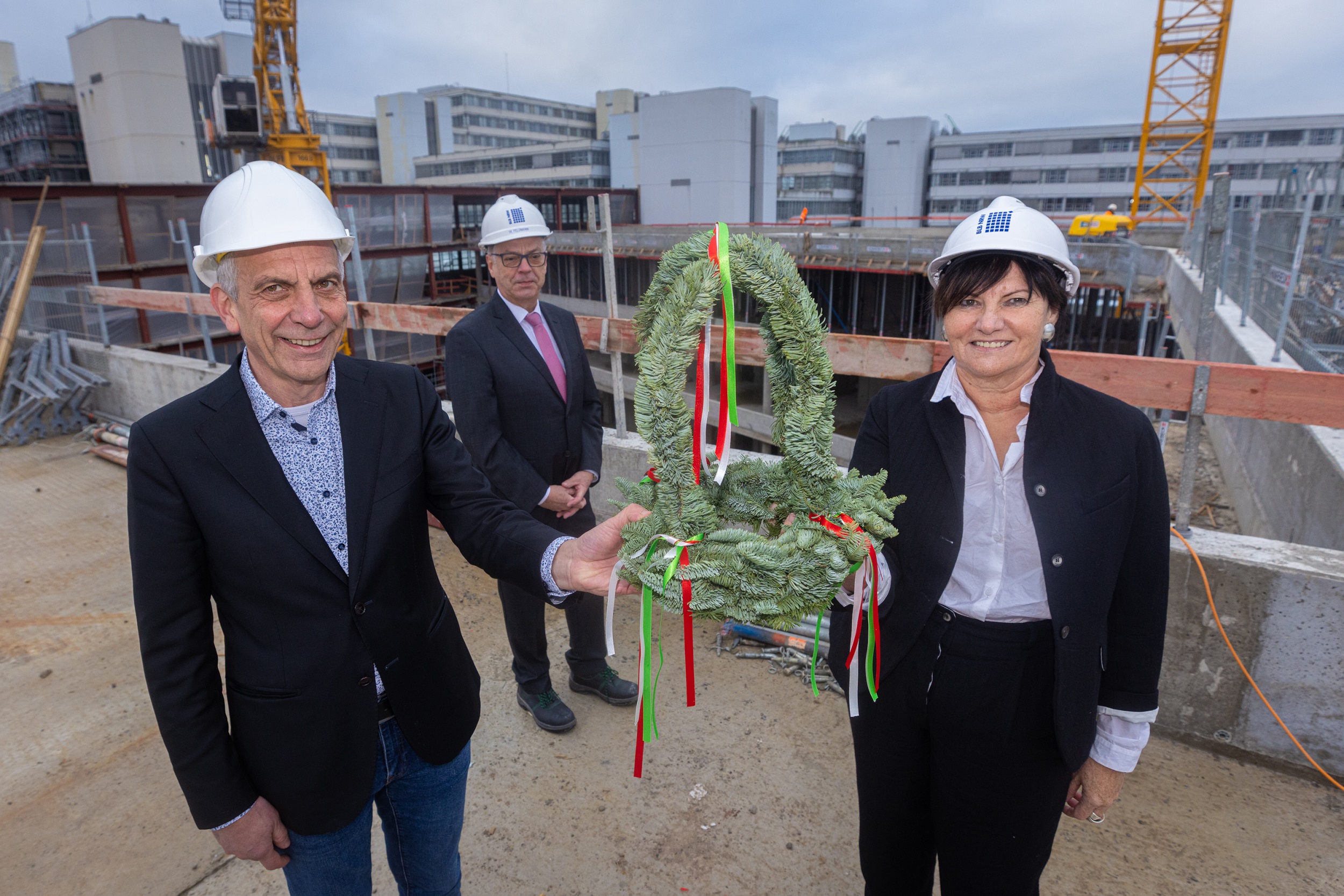 Rektor Prof. Dr.-Ing. Gerhard Sagerer, BLB NRW-Geschäftsführerin Gabriele Willems und BLB NRW-Niederlassungsleiter Wolfgang Feldmann.