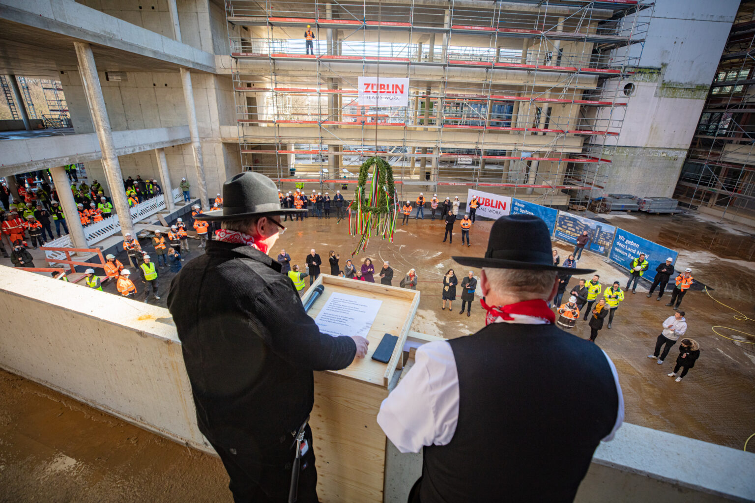 The craftsman Martin Rudolph gave the topping-out speech together with his colleague Mr Krause.