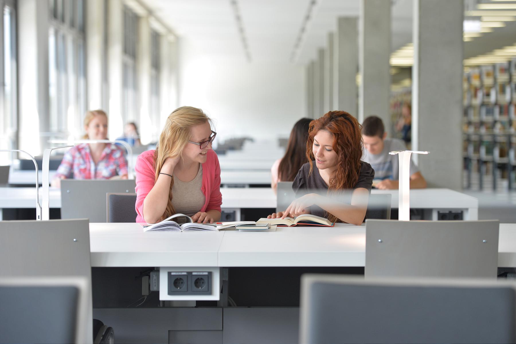 Students seated at the work desks in the library in Bielefeld University's building X.
