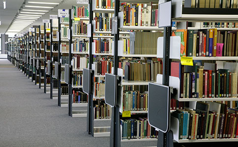 Gang in der Bibliothek im Gebäude X