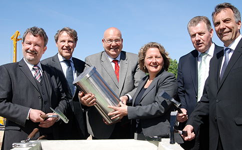 Gruppenbild von Vertreter*innen mit der Kapsel mit der Urkunde