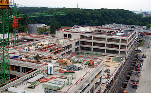 Aufnahme von oben auf den Rohbau des Gebäude X